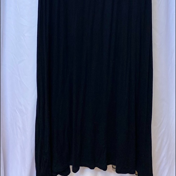 Long black dress with peep back - Picture 4 of 5